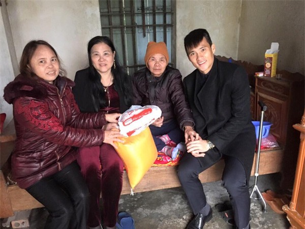 Nhận tiền thưởng tết, Công Vinh dành tặng VĐV không đủ tiền mua vé về quê - Ảnh 3.