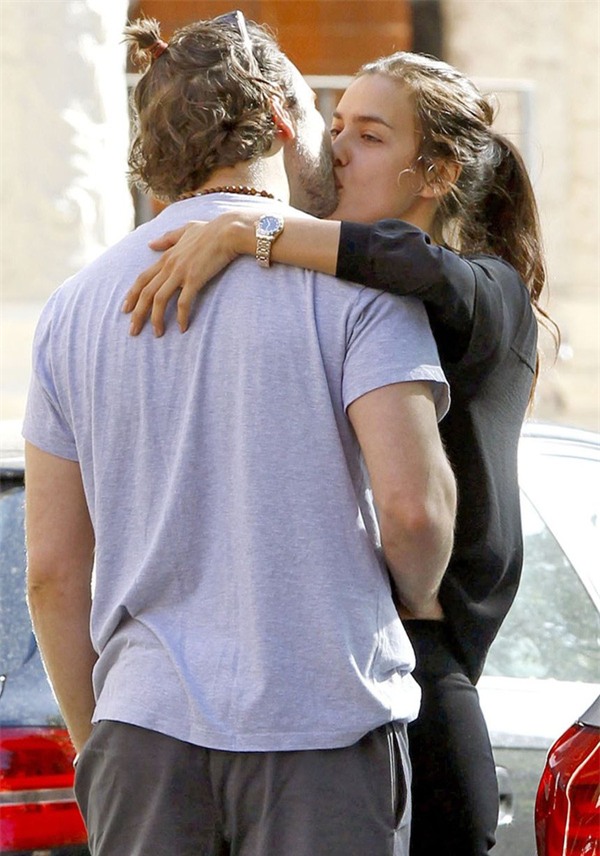 Irina Shayk chia tay tài tử Bradley Cooper để cặp kè mỹ nam xăm trổ? - Ảnh 1.