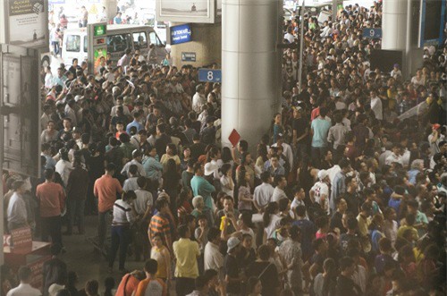 san bay tan son nhát 'kẹt cúng' vi viet kieu ve tet qua dong - 1