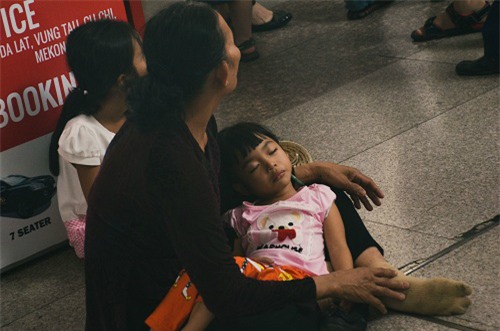 san bay tan son nhát 'kẹt cúng' vi viet kieu ve tet qua dong - 14