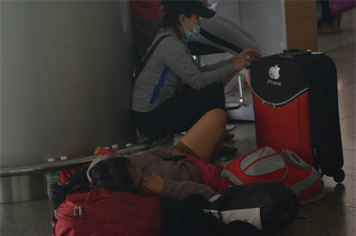 san bay tan son nhát 'kẹt cúng' vi viet kieu ve tet qua dong - 17