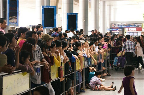 san bay tan son nhát 'kẹt cúng' vi viet kieu ve tet qua dong - 8