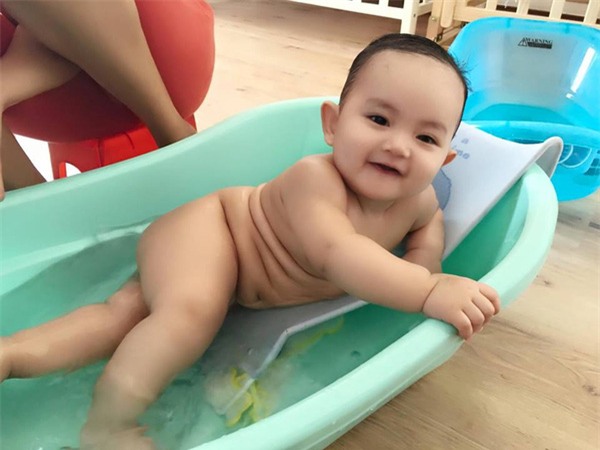 Ngắm hình ảnh đáng yêu khó cưỡng của con trai Khánh Thi khi tắm - Ảnh 2.