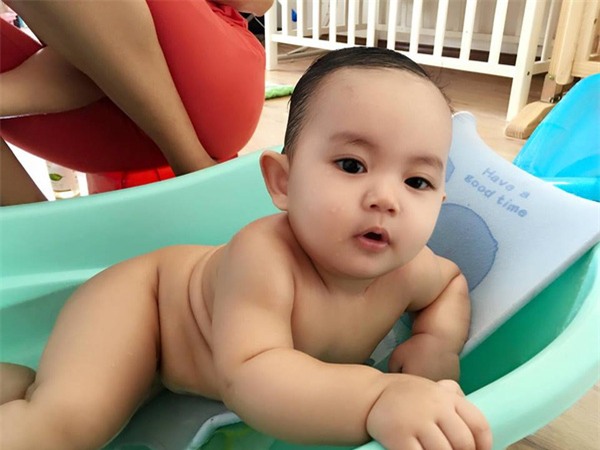 Ngắm hình ảnh đáng yêu khó cưỡng của con trai Khánh Thi khi tắm - Ảnh 3.