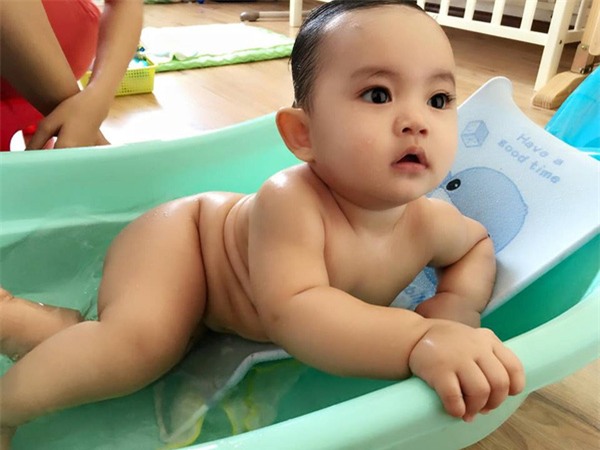 Ngắm hình ảnh đáng yêu khó cưỡng của con trai Khánh Thi khi tắm - Ảnh 4.