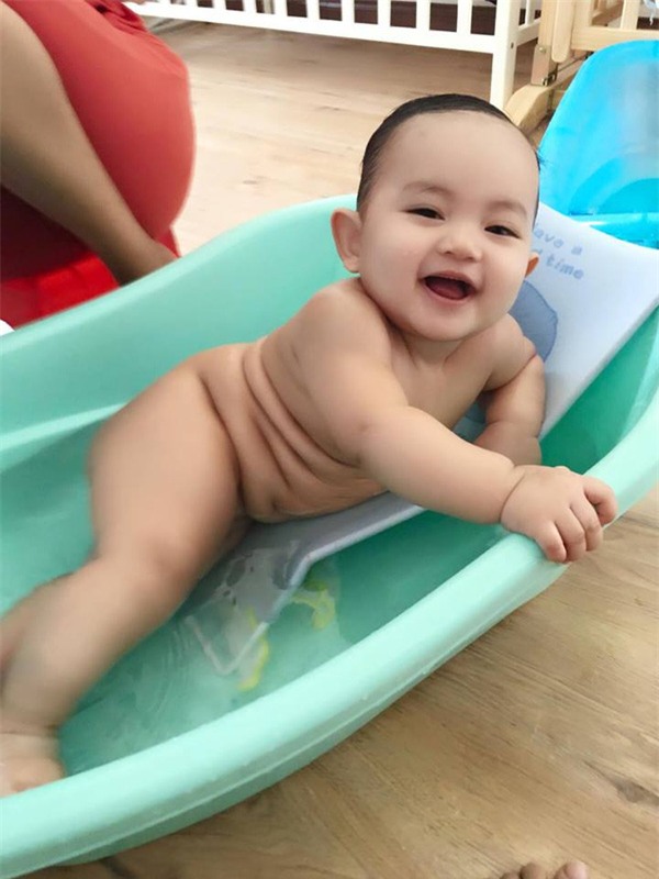 Ngắm hình ảnh đáng yêu khó cưỡng của con trai Khánh Thi khi tắm - Ảnh 5.