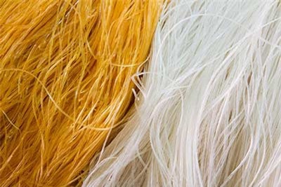 Miến bị nhuộm màu và miến bị tẩy trắng.