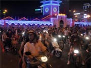 Tin tức - Hàng ngàn người đổ về trung tâm Sài Gòn xem pháo hoa