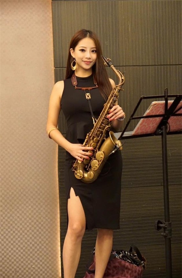 Chân dung cô nàng bên cây đàn saxophone.