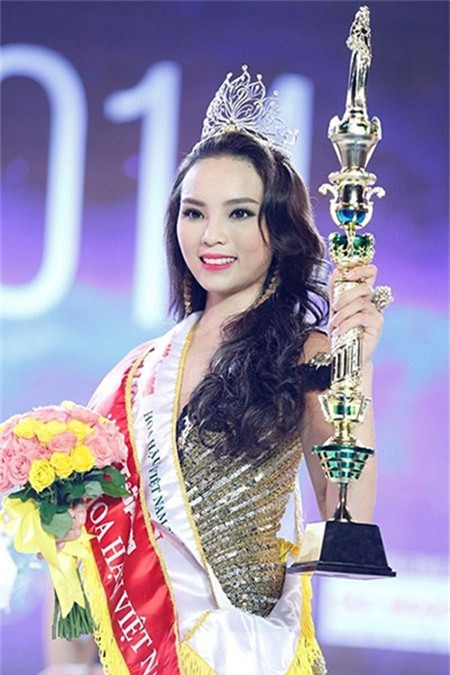 Hoa hậu Kỳ Duyên,HH Kỳ Duyên,Showbiz Việt tuần qua HH Kỳ Duyên bị chê tơi tả khi mặc áo vest với quần hoa