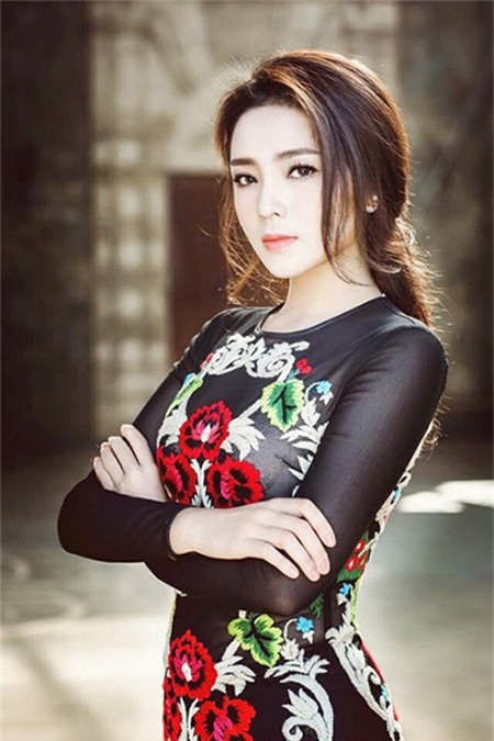 Hoa hậu Kỳ Duyên,HH Kỳ Duyên,Showbiz Việt tuần qua HH Kỳ Duyên bị chê tơi tả khi mặc áo vest với quần hoa