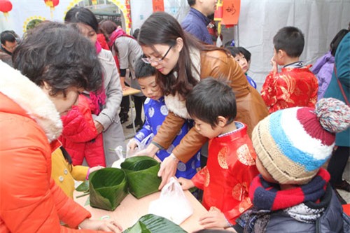 hoc sinh tieu hoc nguong ngung goi banh chung tet - 1