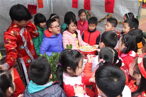 hoc sinh tieu hoc nguong ngung goi banh chung tet - 10