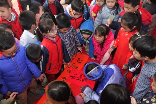 hoc sinh tieu hoc nguong ngung goi banh chung tet - 12