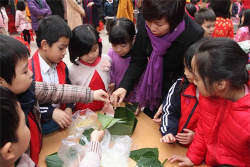 hoc sinh tieu hoc nguong ngung goi banh chung tet - 2