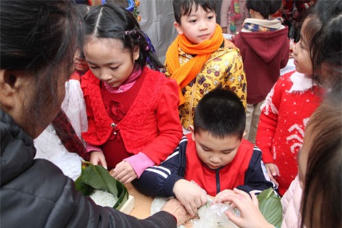 hoc sinh tieu hoc nguong ngung goi banh chung tet - 3