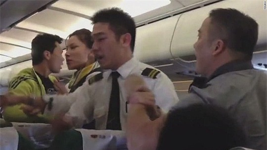Một hình ảnh ghi lại mâu thuẫn giữa hành khách và phi hành đoàn Trung Quốc ngay giữa không trung. Ảnh: Youku