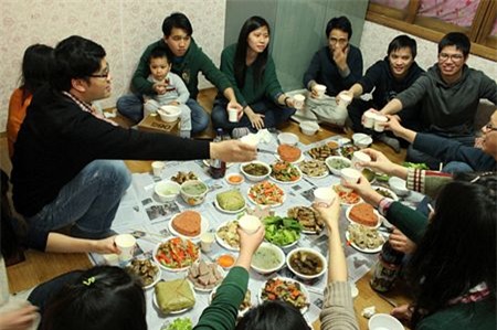 Bi hài những bữa tiệc tất niên của sinh viên - Ảnh 1.