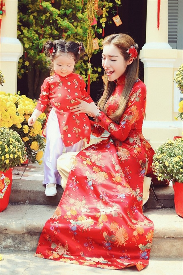 Elly Trần chụp ảnh Tết cùng con gái