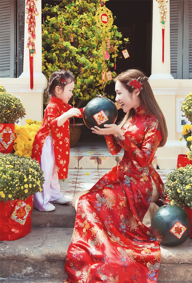 Elly Trần chụp ảnh Tết cùng con gái