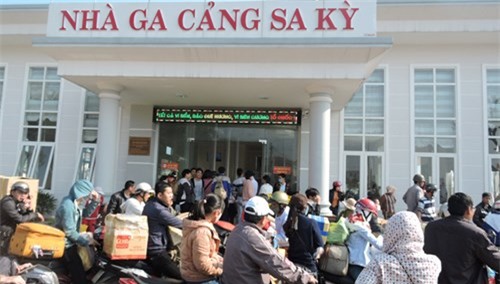 Hàng ngàn người Lý Sơn tắc đường về quê ăn tết - Ảnh 2.