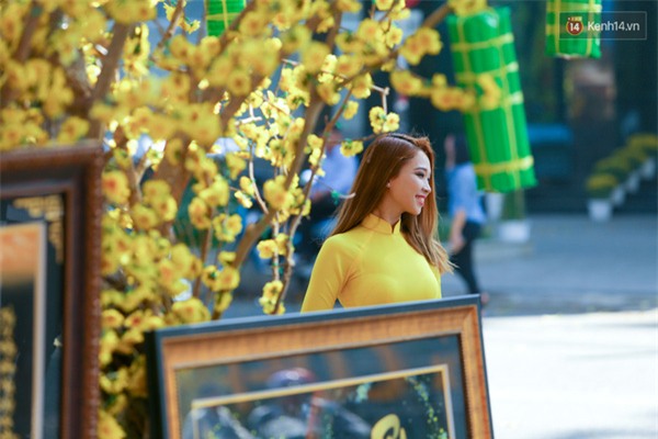 Chùm ảnh: Con gái Sài Gòn diện áo dài cực xinh trên phố ông đồ ngày cận Tết - Ảnh 2.