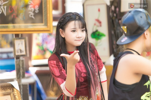 Chùm ảnh: Con gái Sài Gòn diện áo dài cực xinh trên phố ông đồ ngày cận Tết - Ảnh 5.