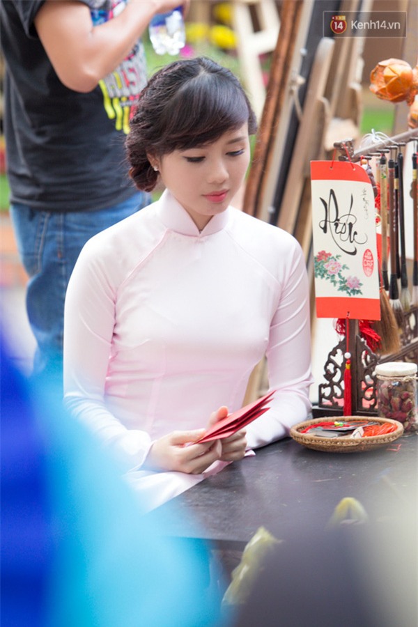 Chùm ảnh: Con gái Sài Gòn diện áo dài cực xinh trên phố ông đồ ngày cận Tết - Ảnh 6.