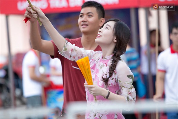 Chùm ảnh: Con gái Sài Gòn diện áo dài cực xinh trên phố ông đồ ngày cận Tết - Ảnh 7.