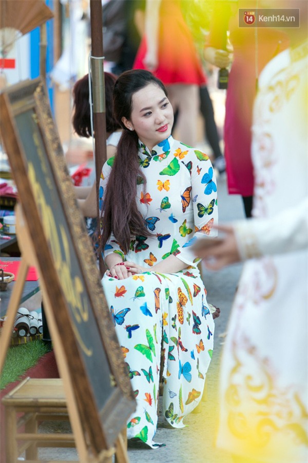 Chùm ảnh: Con gái Sài Gòn diện áo dài cực xinh trên phố ông đồ ngày cận Tết - Ảnh 10.