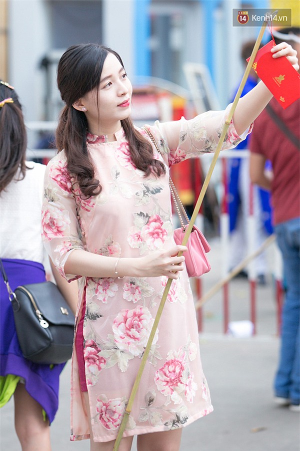 Chùm ảnh: Con gái Sài Gòn diện áo dài cực xinh trên phố ông đồ ngày cận Tết - Ảnh 9.