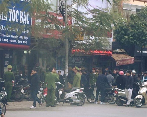 Nam thanh niên cầm dao xông vào ngân hàng giữa ban ngày - 2