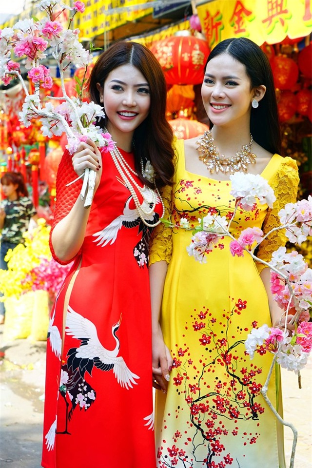 Dàn mẫu Việt xúng xính áo dài xuống phố xuân