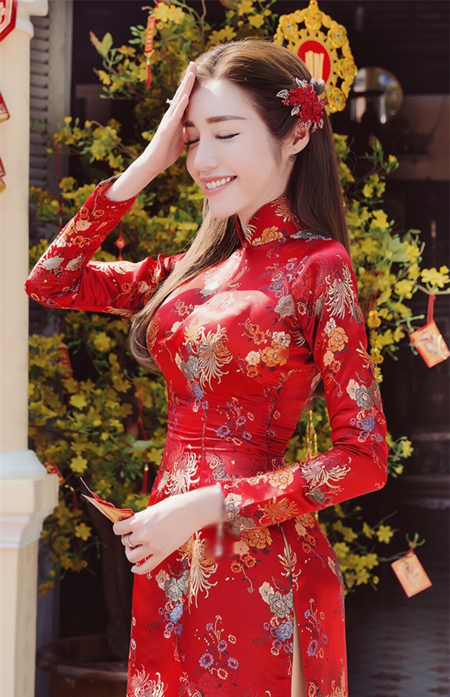 Áo dài đỏ là biểu tượng của vẻ đẹp truyền thống Việt Nam. Nó thể hiện sự nữ tính, quyến rũ và sự tự tin với màu đỏ tượng trưng cho may mắn và sức khỏe. Hãy chiêm ngưỡng hình ảnh áo dài đỏ để cảm nhận sự thanh lịch và tinh tế của phụ nữ Việt.