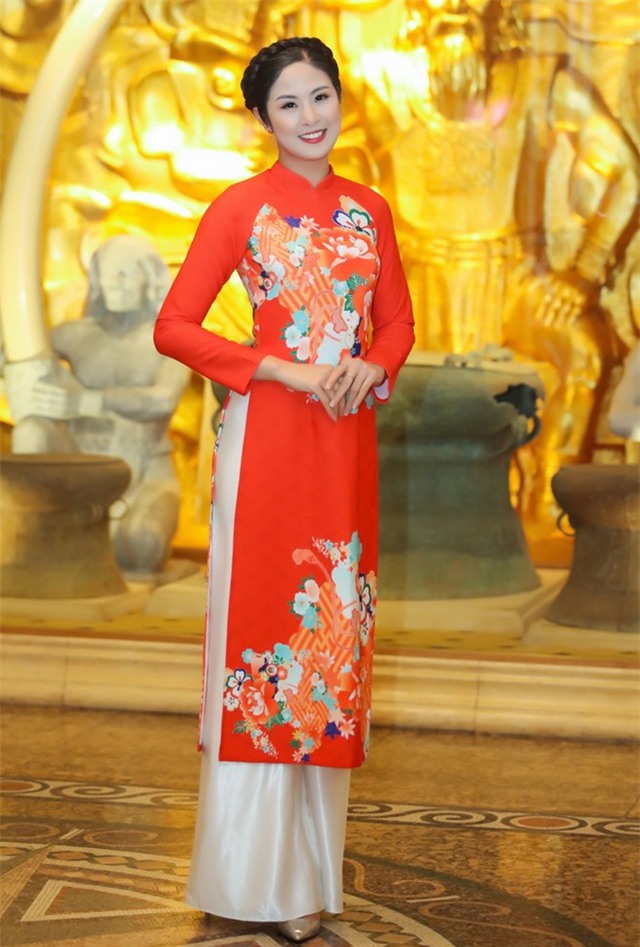 Hoa hậu Kỳ Duyên, Ngọc Hân diện áo dài duyên dáng