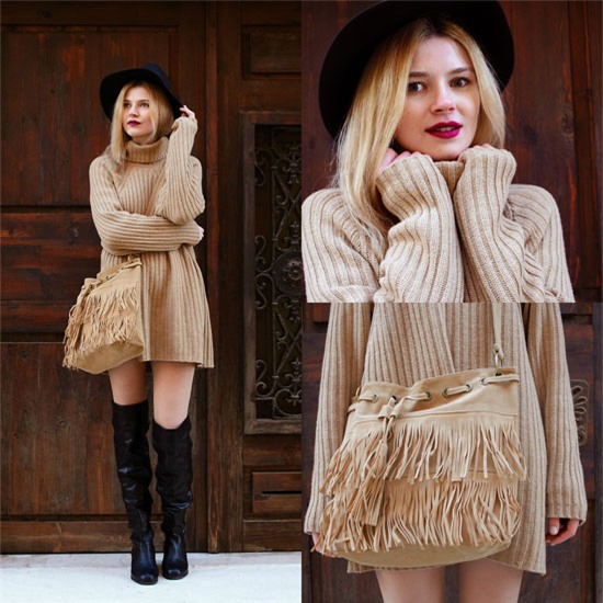 Blogger thời trang Maria V đến từ Hy Lạp gợi ý cho các cô gái trẻ váy len cổ cao dáng suông mix đồng điệu với túi tua rua. Phụ kiện bốt cao cổ và mũ fedora màu đen sẽ khiến bạn thêm sành điệu ra phố.
