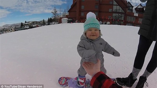 Lần đầu trượt tuyết, cô bé 1 tuổi đốn đổ trái tim hàng triệu người dùng mạng - Ảnh 2.