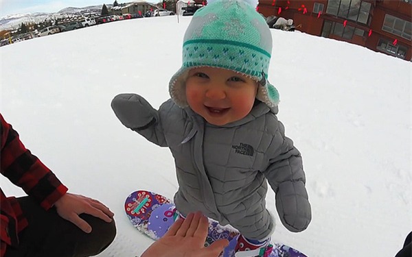 Lần đầu trượt tuyết, cô bé 1 tuổi đốn đổ trái tim hàng triệu người dùng mạng - Ảnh 3.
