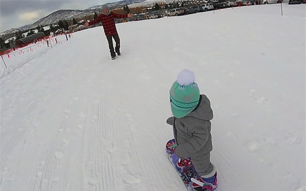 Lần đầu trượt tuyết, cô bé 1 tuổi đốn đổ trái tim hàng triệu người dùng mạng - Ảnh 5.