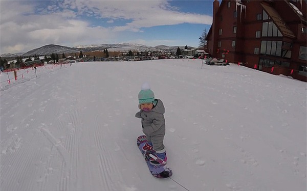 Lần đầu trượt tuyết, cô bé 1 tuổi đốn đổ trái tim hàng triệu người dùng mạng - Ảnh 6.