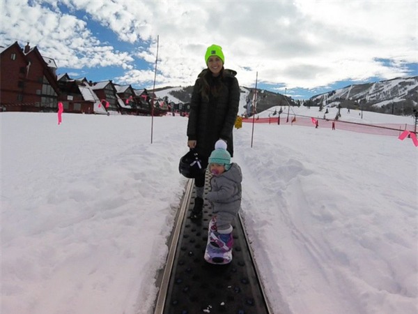 Lần đầu trượt tuyết, cô bé 1 tuổi đốn đổ trái tim hàng triệu người dùng mạng - Ảnh 7.