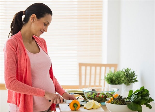 
Theo các bác sỹ, phụ nữ mang thai nên có chế độ dinh dưỡng hợp lý kết hợp sinh hoạt điều độ để đảm bảo sức khỏe dịp Tết. Ảnh minh họa

