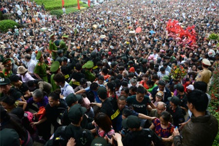 Biển người mùa lễ hội khiến lực lượng an ninh phải làm việc hết công suất