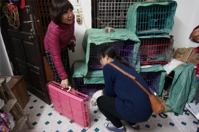 Một người yêu động vật đến ủng hộ cho trạm.