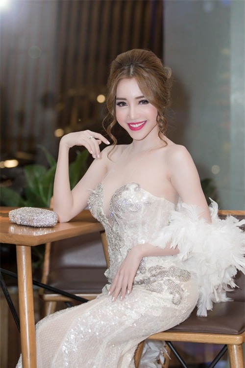 15 my nhan viet trang diem dep nhat thang 1 - 6