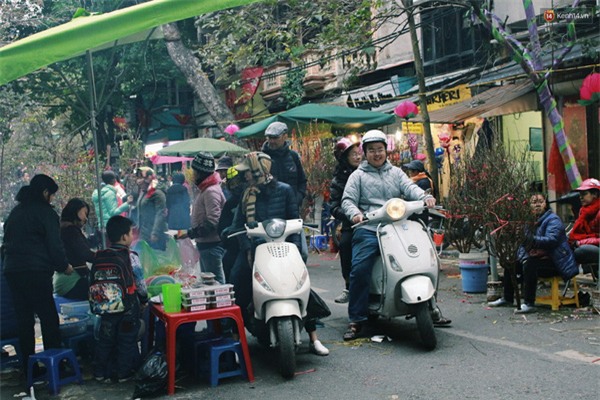 Chen lấn mua sắm ở những khu chợ đẹp nhất Hà Nội ngày cận Tết - Ảnh 7.