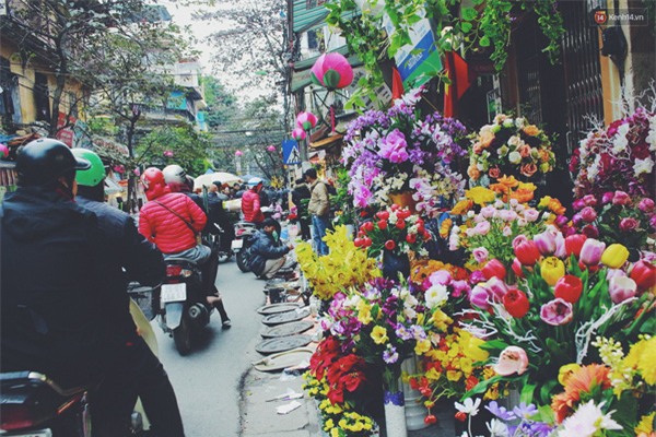 Chen lấn mua sắm ở những khu chợ đẹp nhất Hà Nội ngày cận Tết - Ảnh 8.