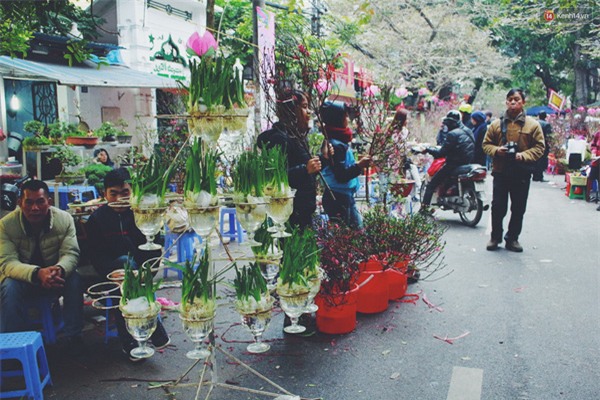 Chen lấn mua sắm ở những khu chợ đẹp nhất Hà Nội ngày cận Tết - Ảnh 9.