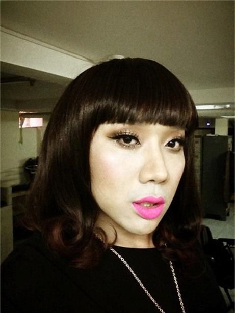 Vốn là một diễn viên hài nên việc Trấn Thành giả gái không có ý là khó hiểu. Anh cũng thường xuyên chia sẻ những hình ảnh phấn son lòe loẹt của mình lên trang cá nhân.