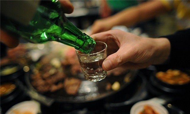 Nên tráng ruột trước khi vào bàn nhậu, bạn sẽ không bị mệt khi uống nhiều rượu.